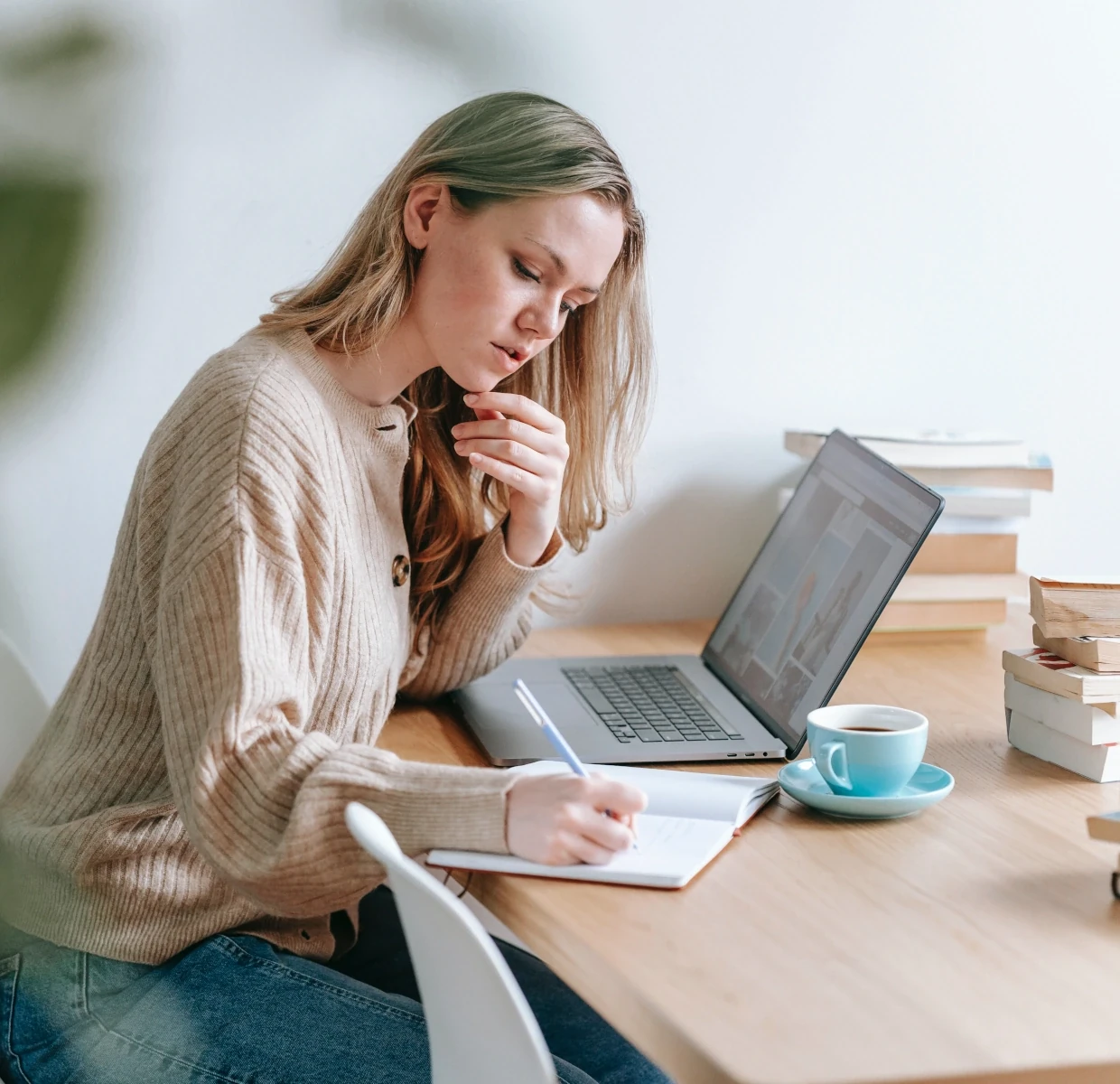 Mujer aprendiendo pronombres relativos en inglés