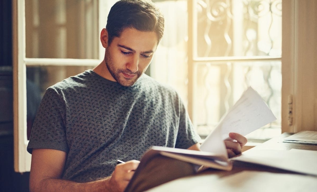 Hombre en preparación examen IELTS