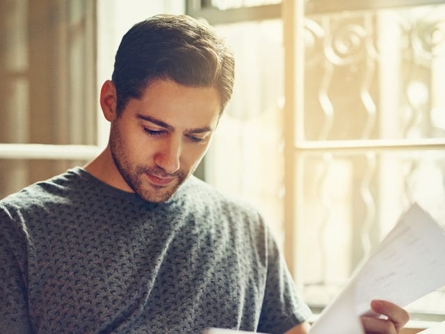 Hombre en preparación examen IELTS