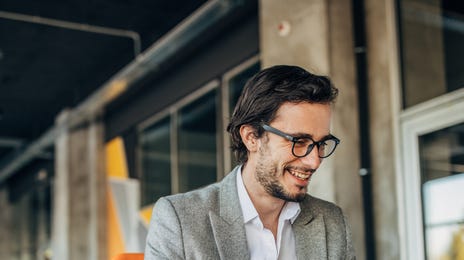 Hombre en formación lingüística