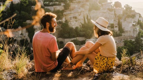 Dos personas hablando y practicando el idioma hebreo