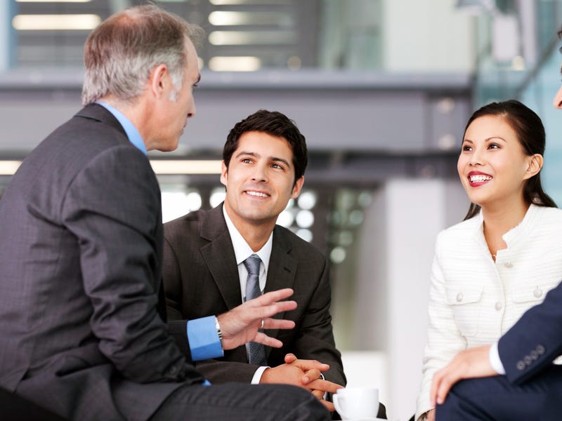 Personas hablando de cómo superar los problemas de comunicación en el trabajo