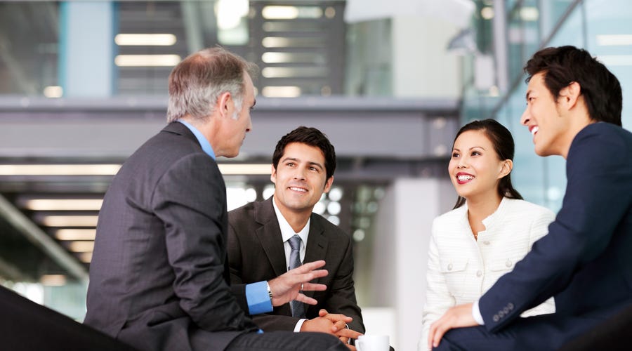 Personas hablando de cómo superar los problemas de comunicación en el trabajo