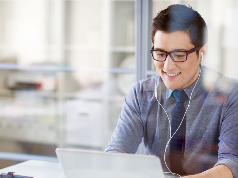 hombre con computadora