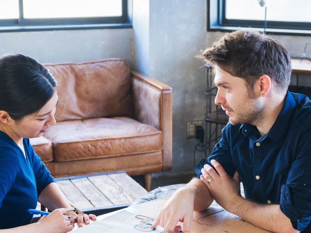 Dos profesionales colaborando en un proyecto, demostrando cómo las habilidades lingüísticas adquiridas en Berlitz impulsan la comunicación efectiva y el trabajo en equipo.