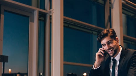 Hombre hablando por celular