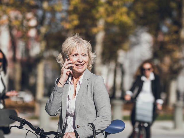 Mujer llamando al centro de idiomas Berlitz
