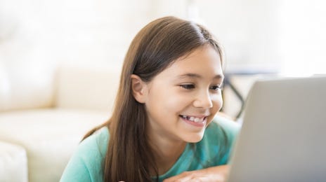 Niña en cursos virtuales para niños de idiomas