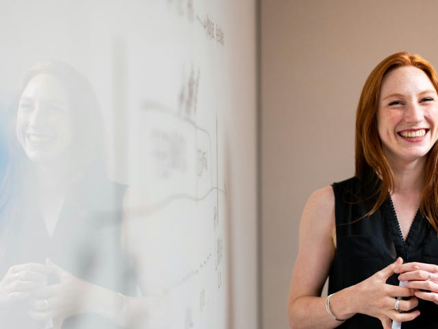 Mujer aprende a desarrollar habilidades de comunicación profesional.