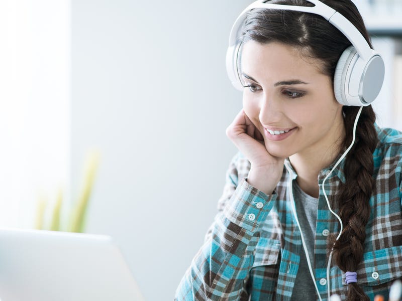 Mujer que quiere aprender inglés con música