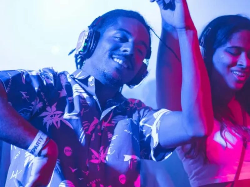 Amigos practicando el idioma inglés en un festival internacional de música