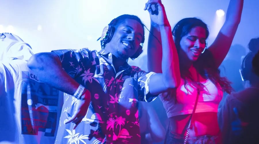 Amigos practicando el idioma inglés en un festival internacional de música