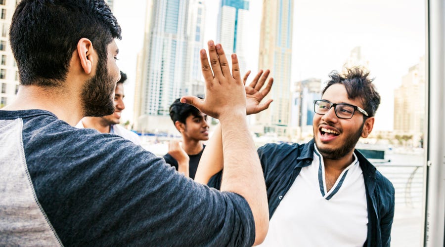 Amigos saludándose