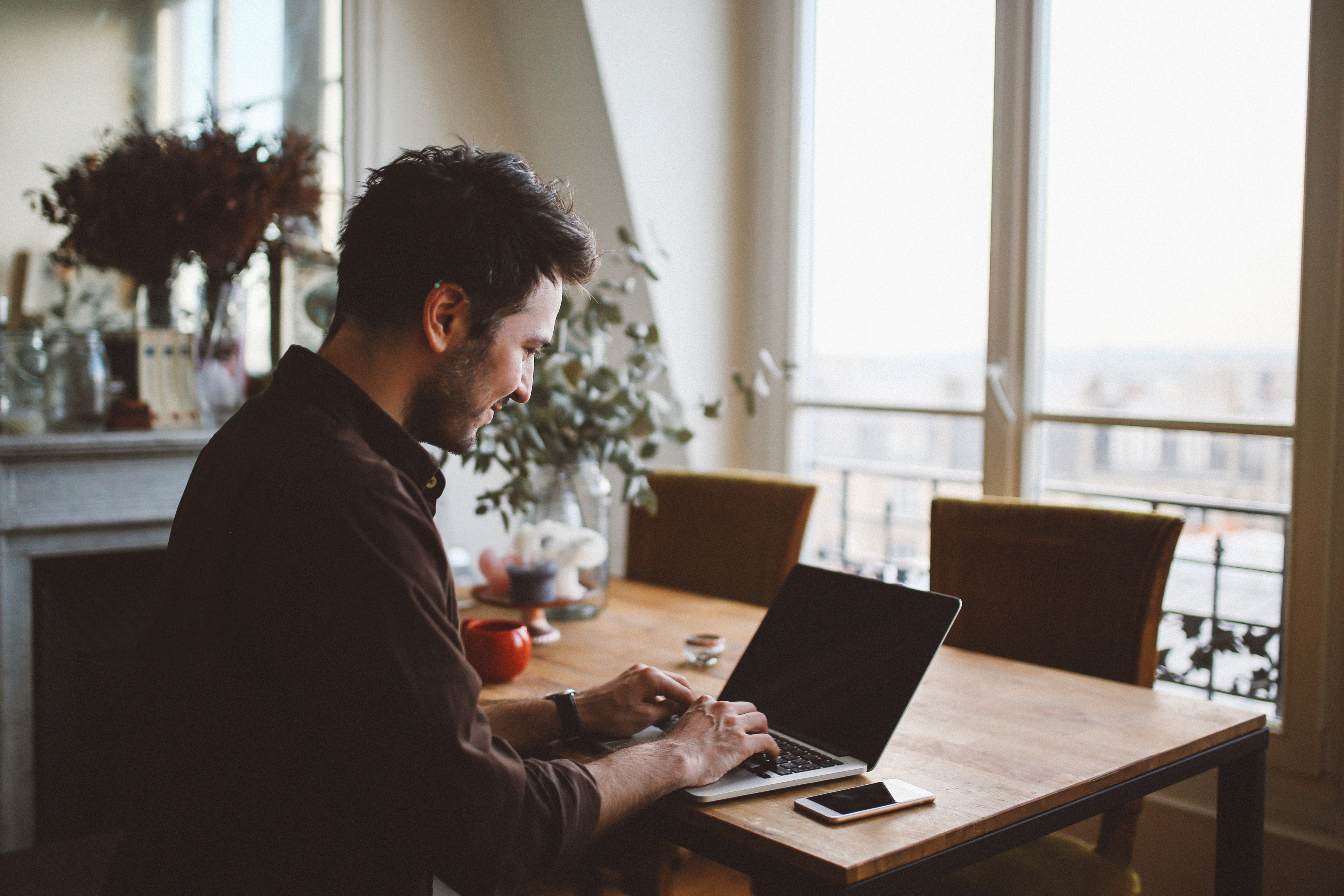 Hombre en clase virtual de inglés