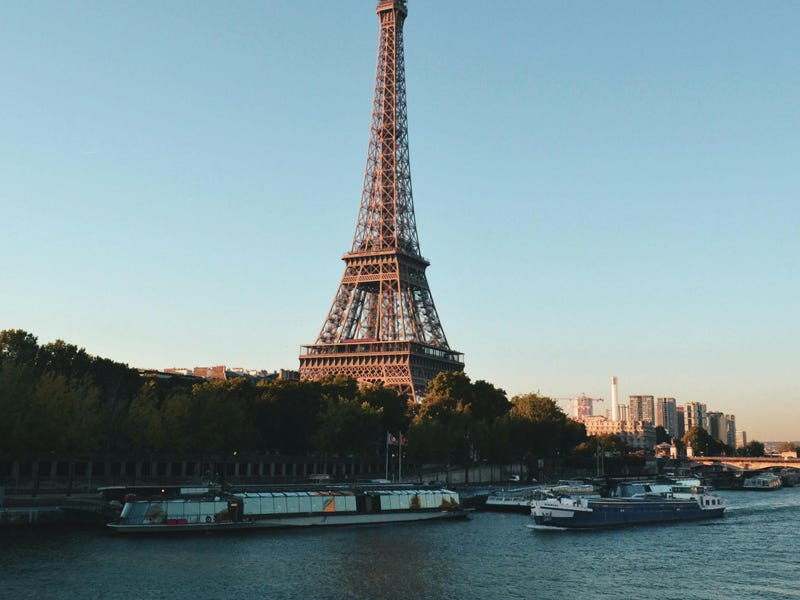 París de día, con el río y la Torre Eiffel al fondo, el destino perfecto para aprender hablar francés.