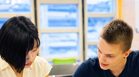 Persona leyendo sobre como aprender japonés online