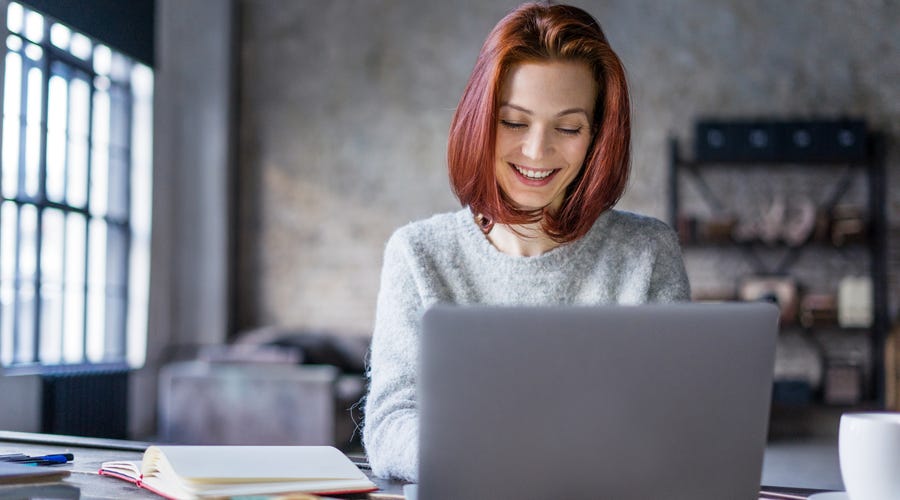 Mujer aprendiendo los tips para aprender francés fácilmente