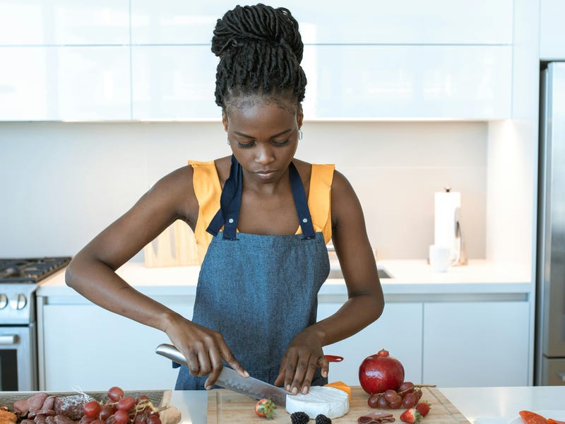Mujer descubriendo los sabores en inglés, desde el dulce hasta el salado con diferentes alimentos.