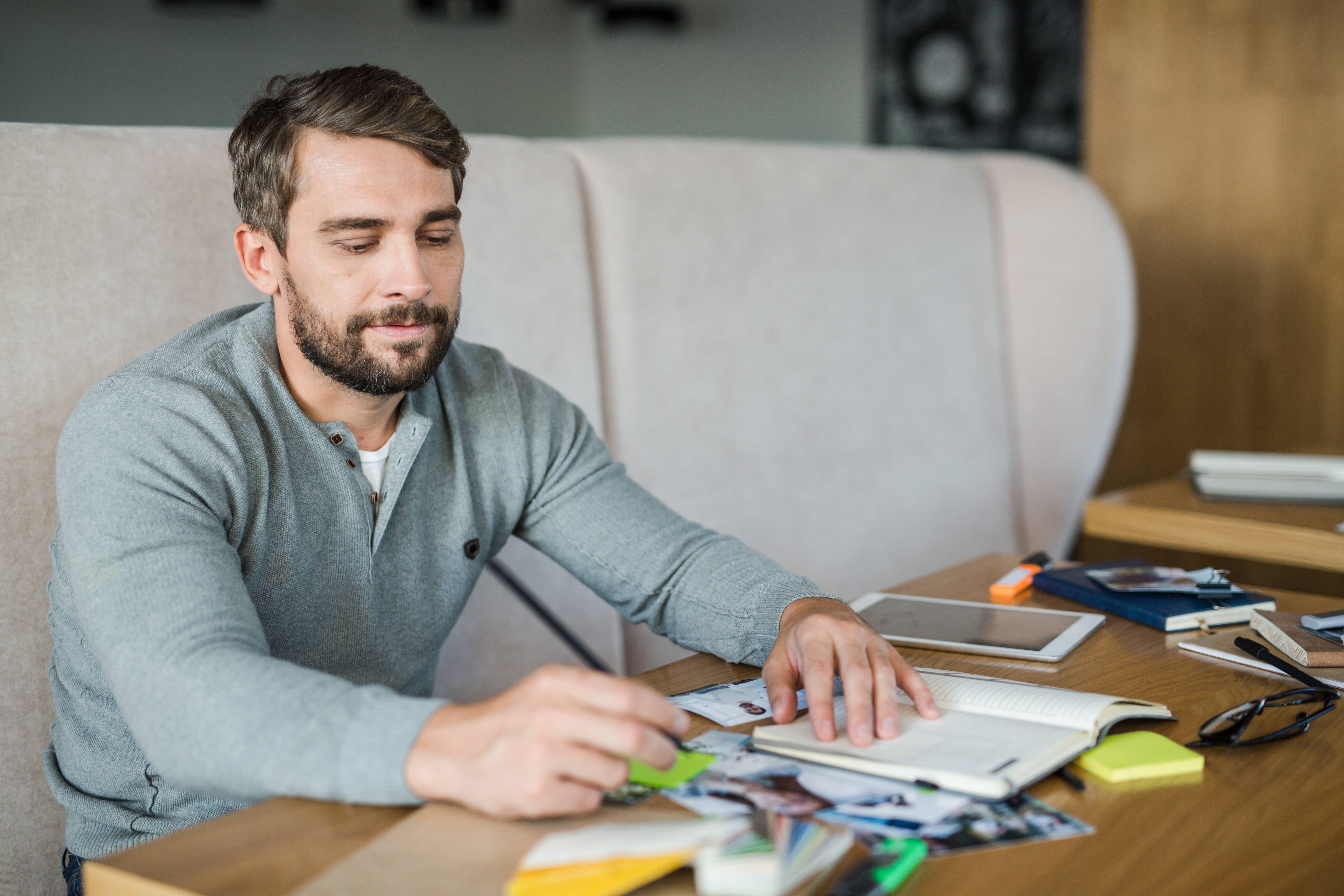 Hombre aprendiendo un idioma