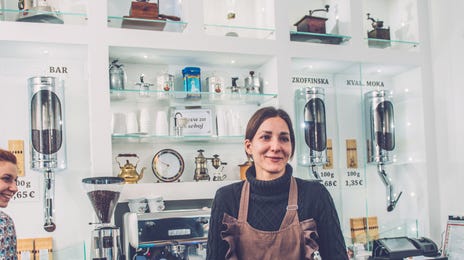 Personas estudiando portugués para principiantes