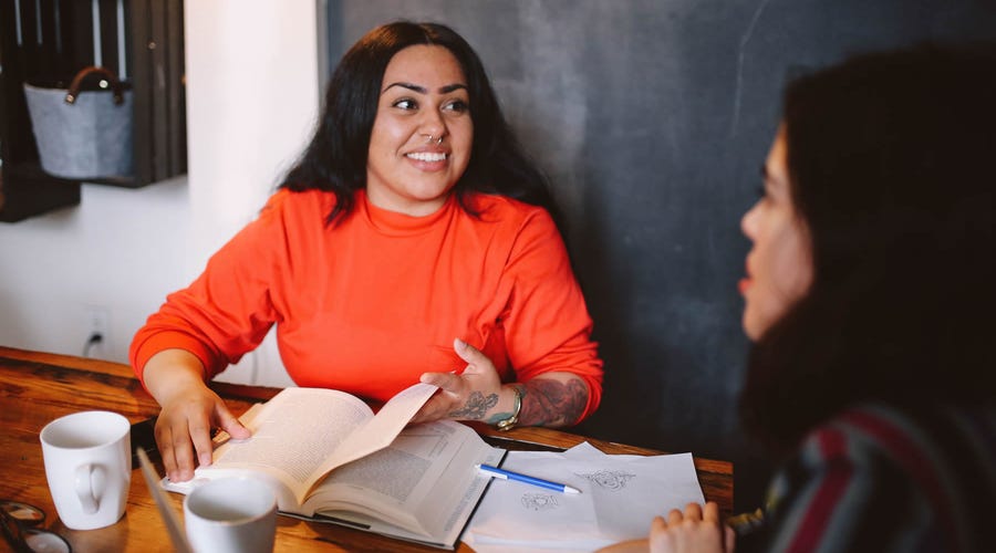 Mujer usando los verbos auxiliares en inglés o auxiliar verbs