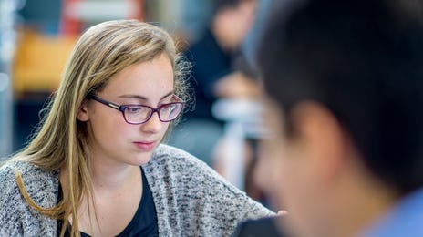 Joven estudiando francés para niños y jóvenes