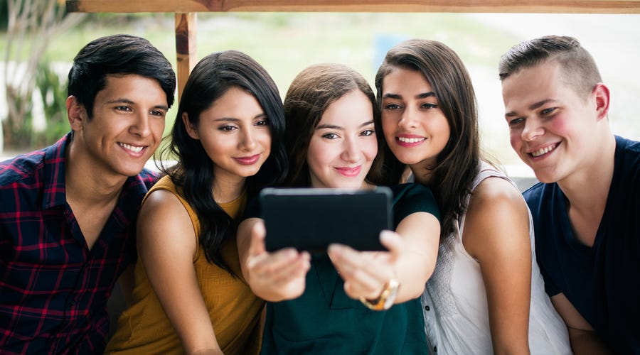 Grupo de amigos aprendiendo los meses del año en alemán