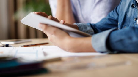 Mujer leyendo alemán online para niños y jóvenes