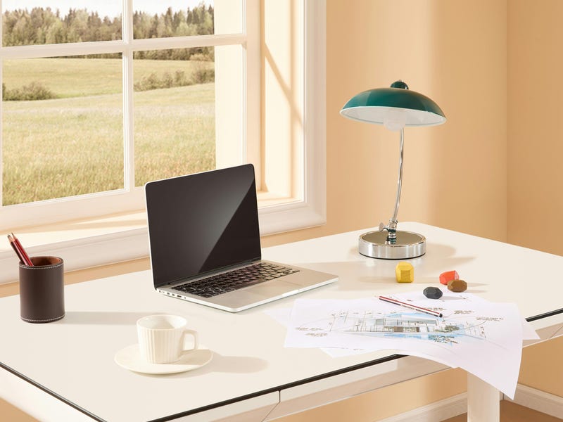 Oficina con papeles y computadora para trabajar en Google u otras empresas internacionales.