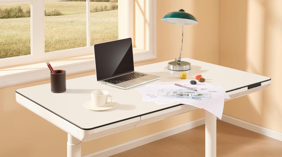 Oficina con papeles y computadora para trabajar en Google u otras empresas internacionales.