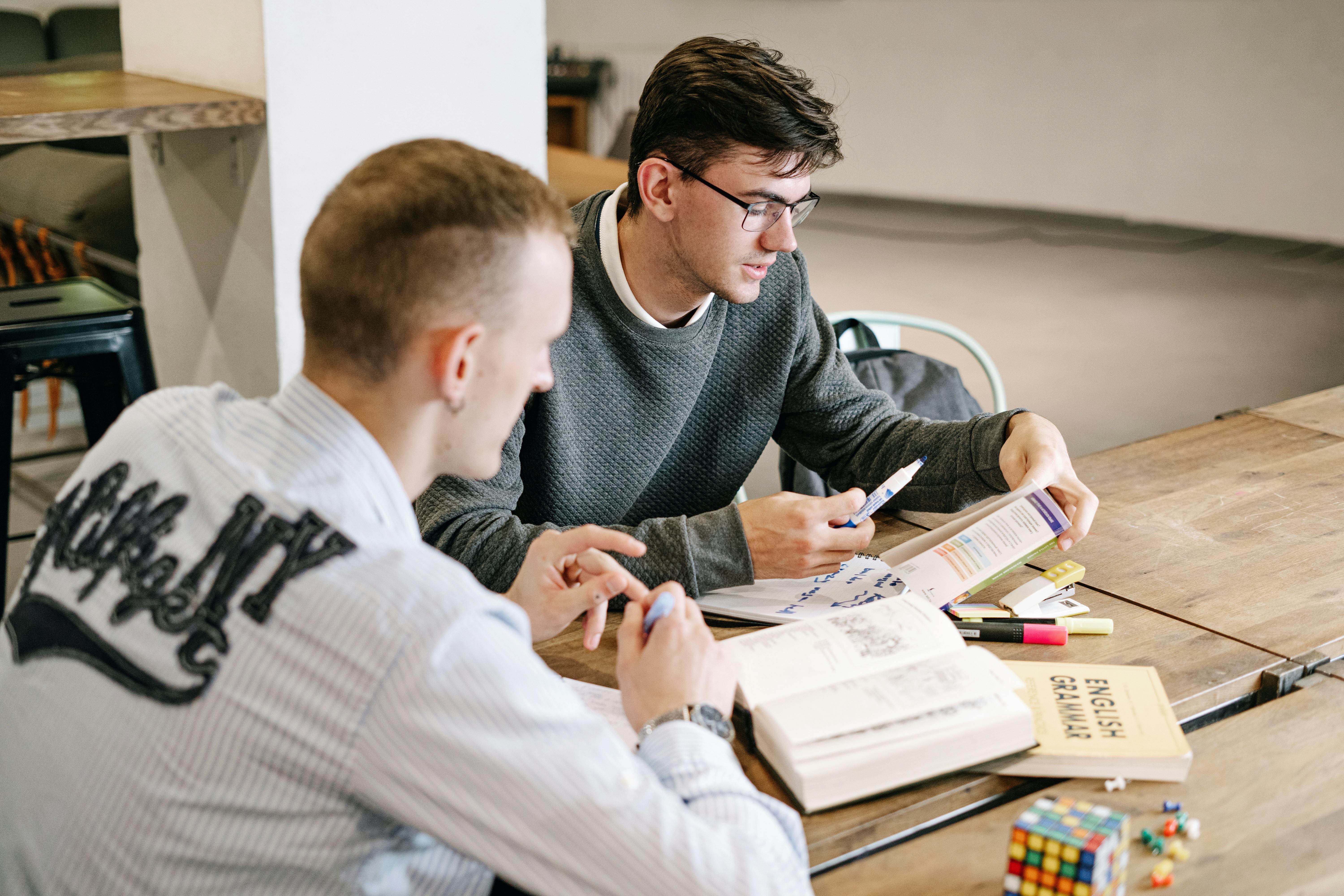 Estudiantes de Berlitz estudiando el tema de los perfect tenses en inglés.
