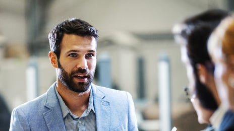 Hombre hablando inglés básico para principiantes