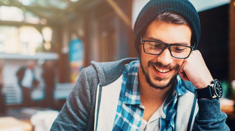 Hombre estudiando portugués para principiantes