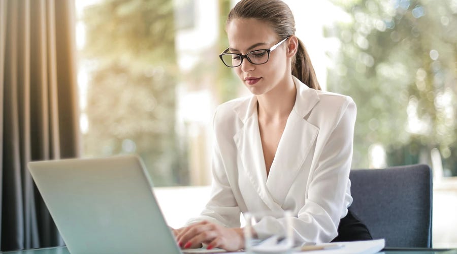 Mujer estudiando los indicadores de desempeño digitales