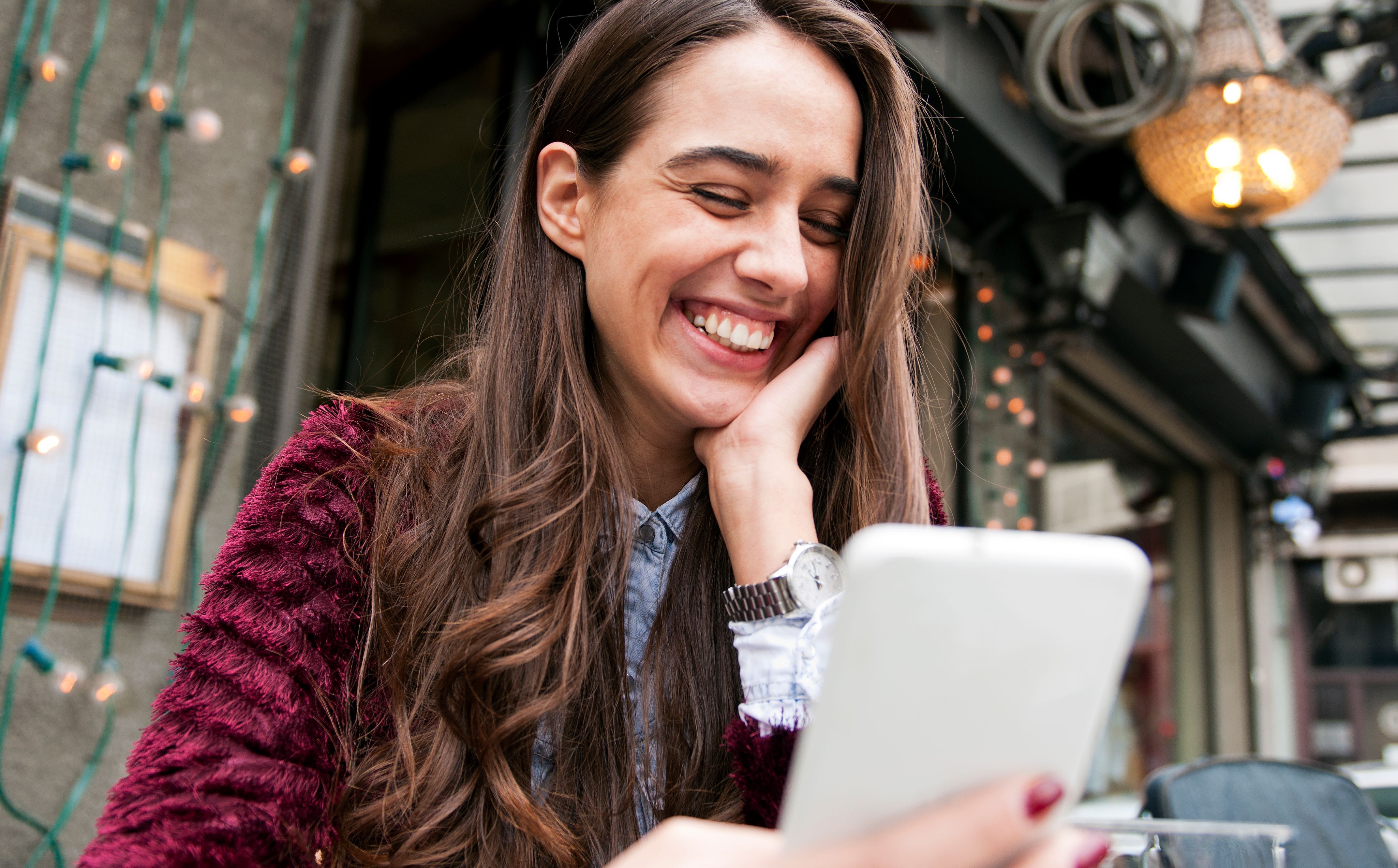 Mujer aprendiendo el abecedario en francés
