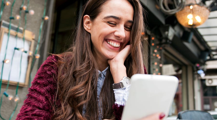 Mujer aprendiendo el abecedario en francés