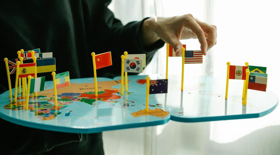 Banderas en una mesa para mostrar el aprendizaje global de Berlitz.