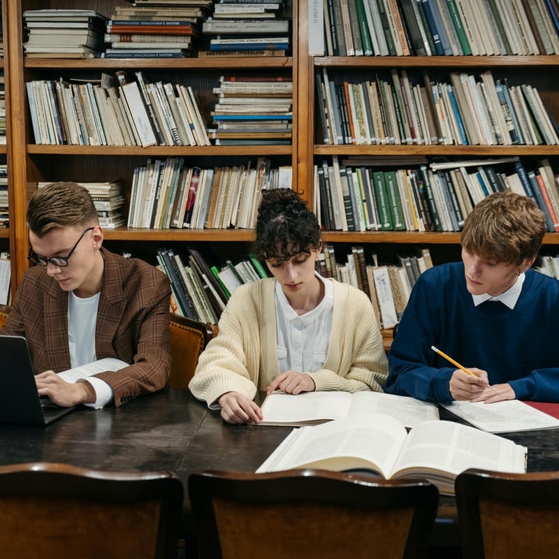 Amigos reunidos estudiando las preposiciones de movimiento en inglés.