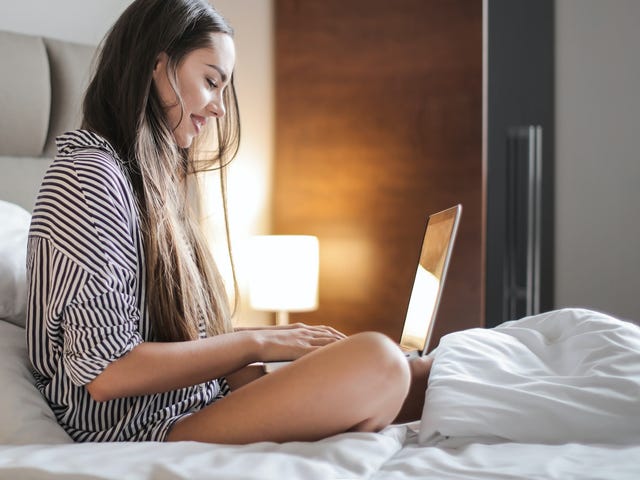 Joven aprendiendo inglés rápido con Berlitz