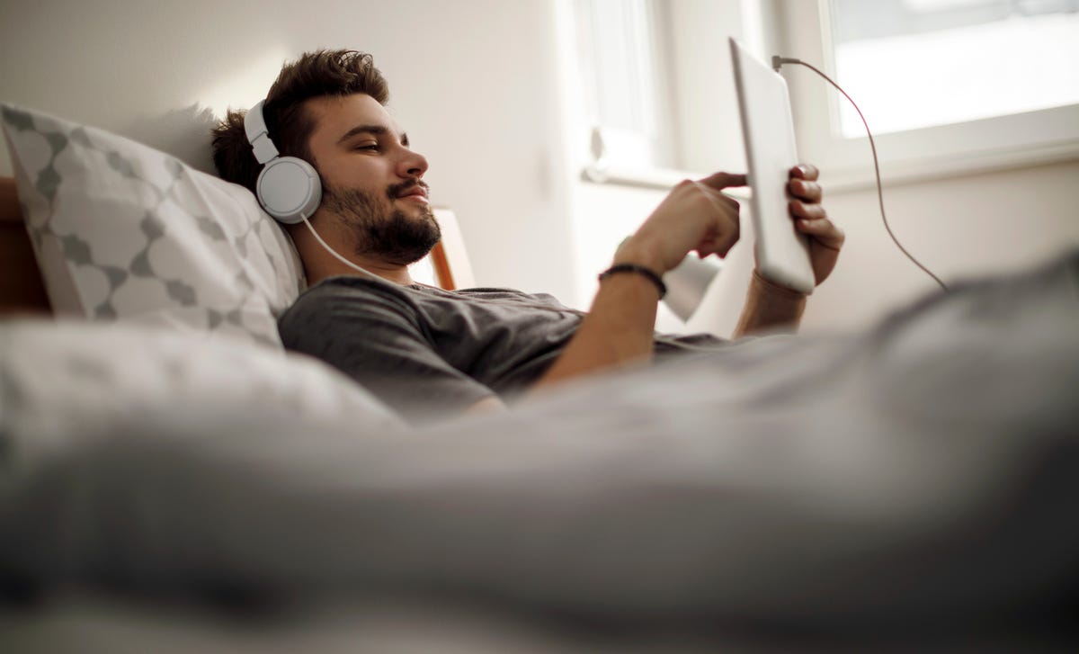 Hombre con tips para aprovechar tu curso de inglés online