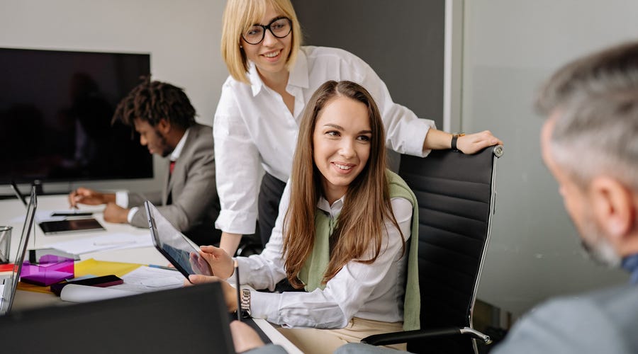 Personas en la oficina trabajando