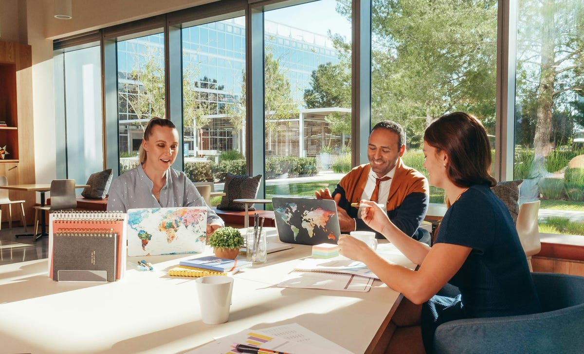 Empresarios en una reunión para entender cuáles son los mejores cursos para emprendedores.