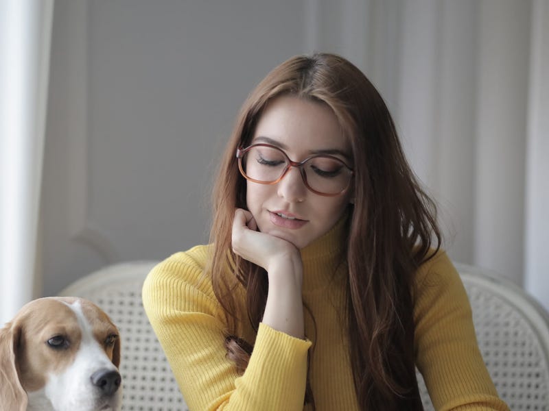Mujer estudiando el past perfect continuous