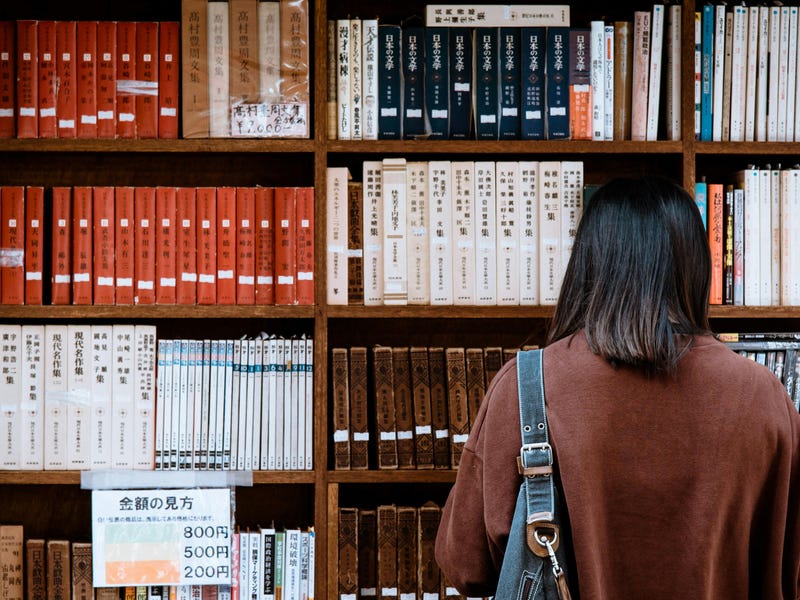 Chica en una librería para aprender sobre lingüística.