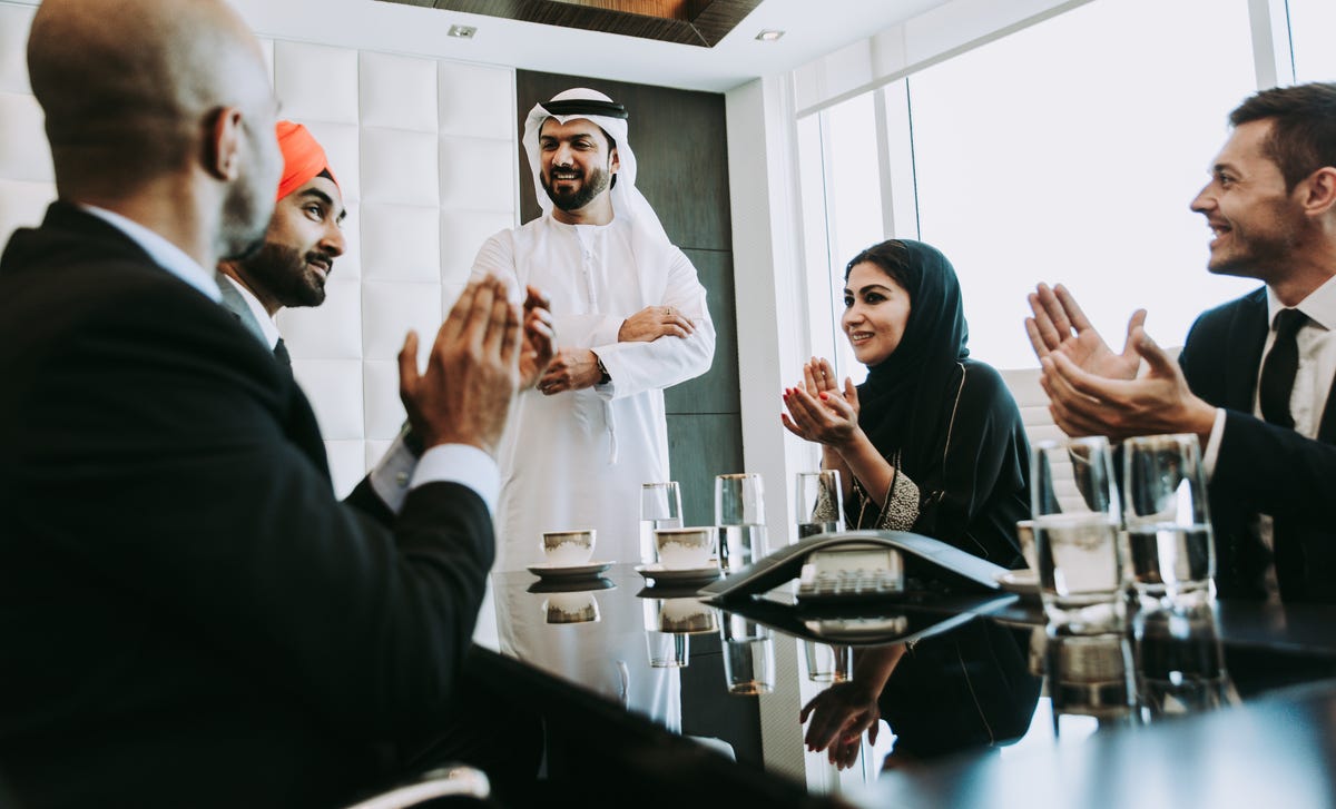 Personas hablando sobre la diversidad cultural en el mundo de los negocios