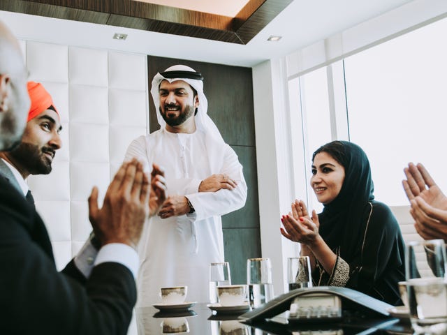 Personas hablando sobre la diversidad cultural en el mundo de los negocios