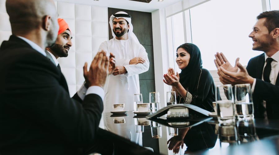 Personas hablando sobre la diversidad cultural en el mundo de los negocios