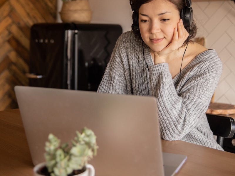 Mujer estudiando los verb patterns