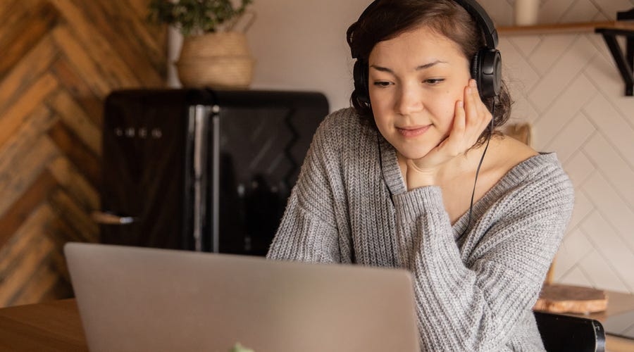 Mujer estudiando los verb patterns