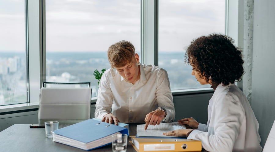 Dos funcionarios de la empresa estudiando como tener resiliencia laboral.